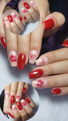 Baño de acrílico con esmaltado permanente y diseño blooming rojo - johannails.cl manicure Peñaflor