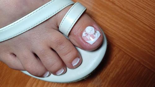Podología y embellecimiento en diseño francés normal Peñaflor. Johannails.cl Nail artist