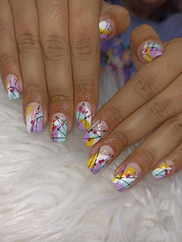 Kapping con esmaltado permanente, diseño abstracto mano alzada Peñaflor - johannails.cl - Diseños de uñas Peñaflor