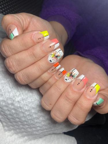 Esmaltado Permanente en uña natural, abstracto mano alzada Peñaflor - johannails.cl Podóloga Peñaflor
